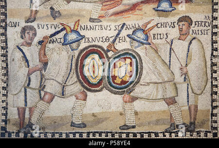 Gladiator lotta raffigurati in mosaico romano del III secolo D.C. in mostra al Museo Archeologico Nazionale (Museo Arqueológico Nacional) a Madrid, Spagna. Secondo l'iscrizione latina, il murmillo (armate romane gladiator) Simmaco è lottare contro il murmillo Maternus, allietati dalla lanistae (gladiator formatori). Foto Stock