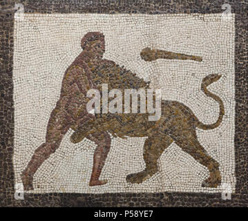 Eracle che uccide il leone nemeo. Fatiche di Eracle raffigurati in mosaico romano datato del III secolo d.c. da Llíria (provincia di Valencia, Spagna) sul display nel Museo Archeologico Nazionale (Museo Arqueológico Nacional) a Madrid, Spagna. Foto Stock