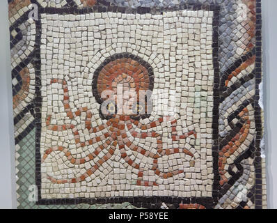 Il polpo (Octopus vulgaris) rappresentata nel mosaico romano datato al secondo o terzo secolo D.C. da a Villaquejida (provincia di León, Spagna) sul display nel Museo Archeologico Nazionale (Museo Arqueológico Nacional) a Madrid, Spagna. Foto Stock