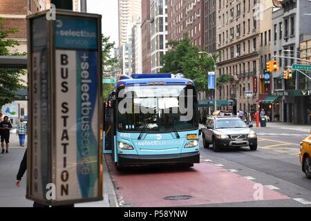 Un M79 da MTA della nuovissima flotta di autobus in Selezionare servizio di autobus carica e scarica i passeggeri al Lexington Avenue stop Foto Stock