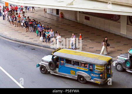 Coda di persone in attesa di jeepney, Ayala Center, Greenbelt, Manila, Filippine Foto Stock