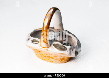 Close up di vintage in vetro decorativo contenitore isolato su una superficie bianca. Foto Stock