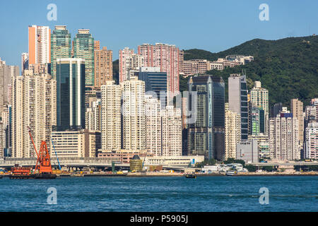 Il molto elevata densità di North Point quartiere residenziale con molte alte torri appartamento in Isola di Hong Kong dal Victoria Harbour a Hong Kong, Cina Foto Stock