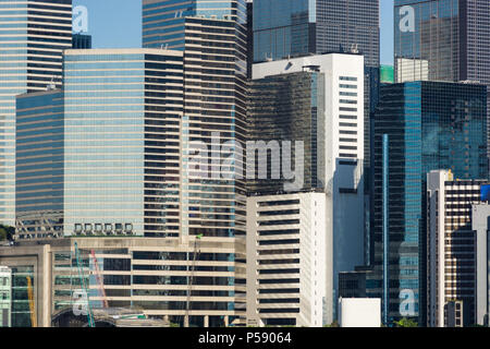 Vista ravvicinata della facciata di grattacieli del quartiere finanziario di Hong Kong Island in Cina. Foto Stock