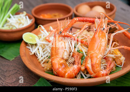 Pad Thai o Thai Style Stir-fried Noodle e rabboccato con gamberi intero Foto Stock