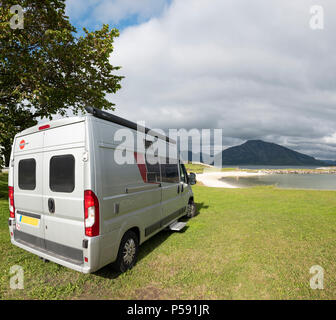 Caravan Burstner a Torghatten Camping & Ristorante in spiaggia come, Brønnøysund, Norvegia. Foto Stock