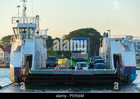 Sandbanks per la catena di Purbeck traghetto attraverso la foce di Poole Harbour, Dorset, Regno Unito, arrivando sul lato Purbeck con un autobus a due piani e auto Foto Stock