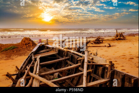 In legno barca da pesca sulla riva del mare al tramonto. Fotografia scattata presso la spiaggia rurale a Chandpur Bengala Occidentale, India. Foto Stock