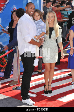 Hank Baskett e Kendra Wilkinson Baskett con il loro figlio Hank Baskett IV arrivando a piani Premiere al El Capitan Theatre di Los Angeles.Hank Baskett e Kendra Wilkinson Baskett con il loro figlio Hank Baskett IV 196 ------------- Red Carpet Event, verticale, STATI UNITI D'AMERICA, industria cinematografica, celebrità, fotografia, Bestof, arte cultura e intrattenimento, Topix celebrità moda / Verticale, meglio di, evento nella vita di Hollywood - California, moquette rossa e dietro le quinte, USA, industria cinematografica, celebrità, movie celebrità, personaggi televisivi, musica celebrità, fotografia, Bestof, arti e cultura Entertai Foto Stock