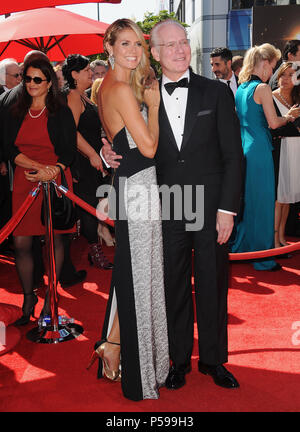 Heidi Klum e Tim Gunn arrivando al 2013 Primetime Creative Arts Emmy Awards presso il Nokia Theatre di Los Angeles.Heidi Klum e Tim Gunn 058 ------------- Red Carpet Event, verticale, STATI UNITI D'AMERICA, industria cinematografica, celebrità, fotografia, Bestof, arte cultura e intrattenimento, Topix celebrità moda / Verticale, meglio di, evento nella vita di Hollywood - California, moquette rossa e dietro le quinte, USA, industria cinematografica, celebrità, movie celebrità, personaggi televisivi, musica celebrità, fotografia, Bestof, arte cultura e intrattenimento, Topix, verticale, famiglia da dall'anno , 2013, inchiesta tsuni@Gamma- Foto Stock