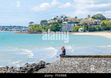 Auckland, Nuova Zelanda - settembre 25,2015 : Mission Bay è una bellissima spiaggia di sabbia bianca che si trova a Auckland, Nuova Zelanda. Foto Stock