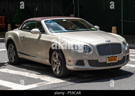 New York, Stati Uniti d'America, 25 giugno 2018. Un 2012 Bentley Continental GTC Cabrio visto a New York del lato est superiore. Foto di Enrique Shore Foto Stock