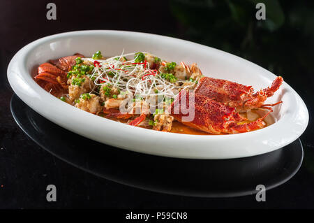 Astice al Vapore con riso tagliatelle e aglio Foto Stock