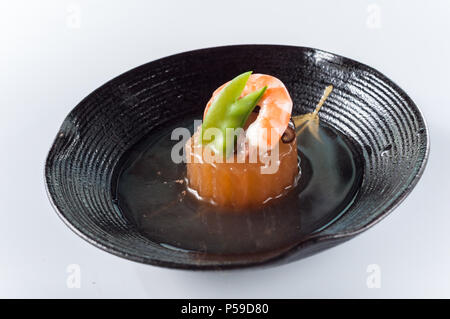 Il foie gras, gamberetti, funghi, piselli in la piastra nera,kaiseki Foto Stock