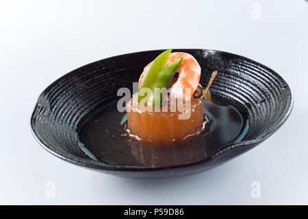 Il foie gras, gamberetti, funghi, piselli in la piastra nera,kaiseki Foto Stock