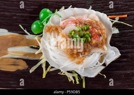 Capesante alla griglia con aglio, cipolla, cucina giapponese Foto Stock