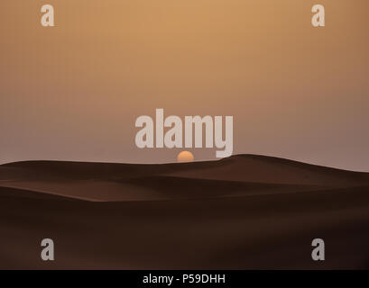 MEKNES - TAFILALET, Marocco - circa aprile 2017: Sunrise oltre le dune del deserto del Sahara Foto Stock