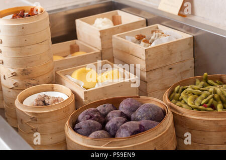 Chinese bun cotti al vapore e il dolce cremoso roba in bambù ware Foto Stock