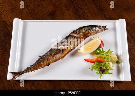 Grigliata saury pacifico con insalata Foto Stock