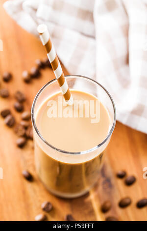Bicchiere di ghiaccio il caffè sul tavolo di legno. Foto Stock