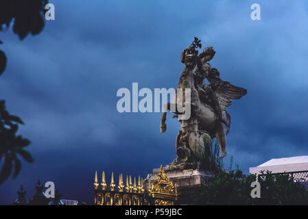 Parigi, Francia - 9 agosto 2017. La scultura di mercurio a cavallo Pegaso il cavallo in giardini Tuileries di Parigi. Il vecchio monumento di pietra di Hermes da Coysevox da t Foto Stock