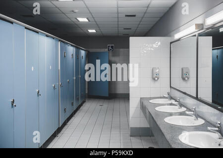 Appalto pubblico di servizi igienici e bagno interno con il bianco orinatoi, Close-up di lavare il recipiente e il vaso o un orinatoio gli uomini con la macchia sporca nel WC. Foto Stock