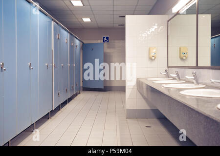 Appalto pubblico di servizi igienici e bagno interno con il bianco orinatoi, Close-up di lavare il recipiente e il vaso o un orinatoio gli uomini con la macchia sporca nel WC. Foto Stock