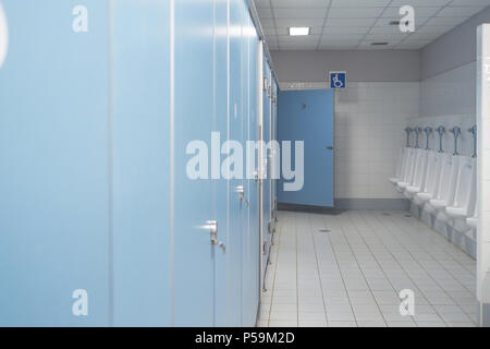 Appalto pubblico di servizi igienici e bagno interno con il bianco orinatoi, Close-up di lavare il recipiente e il vaso o un orinatoio gli uomini con la macchia sporca nel WC. Foto Stock