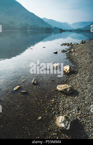 Ullswater nel distretto del lago con sfondo di montagne di mattina Foto Stock