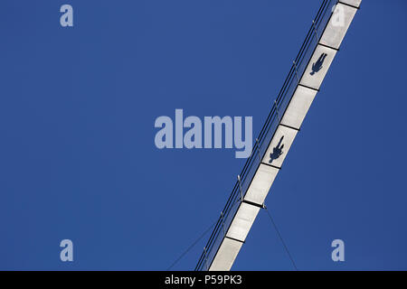 Le ombre dei pedoni sul ponte di sospensione Highline 179 a Reutte, Austria Foto Stock