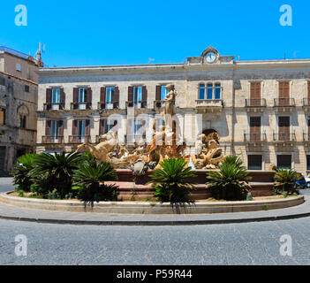 Siracusa, Italia - 12 giugno 2016: Fontana Diana (installato da Giulio Moschetti nel 1907) sulla Piazza Archimede. Belle foto di viaggio della Sicilia. Foto Stock