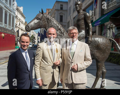 New Bond Street, Londra, Regno Unito. 26 Giugno, 2018. Un nuovo punto di riferimento culturale su Bond Street: Dame Elisabeth Frink della scultura del cavallo e cavaliere, è svelata a 9,45 del mattino di martedì 26 giugno. Jace Tyrrell, Chief Exec di New West End Company; Christopher Le Brun, presidente della Royal Academy e Cllr Tim Mitchell, Westminster città armadio del Consiglio degli Stati di fronte alla statua svelato. Credito: Malcolm Park/Alamy Live News. Foto Stock