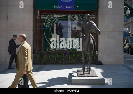 New Bond Street, Londra, Regno Unito. 26 Giugno, 2018. Un nuovo punto di riferimento culturale su Bond Street: Dame Elisabeth Frink della scultura del cavallo e cavaliere, è svelata a 9,45 del mattino di martedì 26 giugno. Per cavallo e cavaliere, 1974, creata dal rinomato scultore e Royal accademico Dame Elisabeth Frink (1930 - 1993) sorge nella parte anteriore del Ralph Lauren store, decorato per il 2018 Wimbledon Tennis campionati. Credito: Malcolm Park/Alamy Live News. Foto Stock