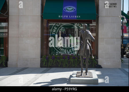 New Bond Street, Londra, Regno Unito. 26 Giugno, 2018. Un nuovo punto di riferimento culturale su Bond Street: Dame Elisabeth Frink della scultura del cavallo e cavaliere, è svelata a 9,45 del mattino di martedì 26 giugno. Per cavallo e cavaliere, 1974, creata dal rinomato scultore e Royal accademico Dame Elisabeth Frink (1930 - 1993) sorge nella parte anteriore del Ralph Lauren store, decorato per il 2018 Wimbledon Tennis campionati. Credito: Malcolm Park/Alamy Live News. Foto Stock