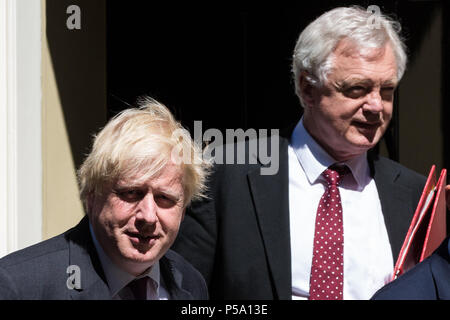 Londra, Regno Unito. Il 26 giugno 2018. Boris Johnson MP, Segretario di Stato per gli Affari Esteri e del Commonwealth e David Davis MP, Segretario di Stato per la chiusura dell'Unione europea, lasciare 10 Downing Street a seguito di una riunione del gabinetto. Gli argomenti trattati erano attese per includere un vertice del Consiglio europeo che si terrà più tardi questa settimana e di Heathrow di espansione. Credito: Mark Kerrison/Alamy Live News Foto Stock