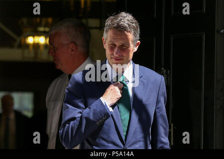 Downing Street. Londra. Regno Unito 26 Giugno 2018 - Gavin Williamson - Segretario di Stato per la difesa si discosta dal n. 10 di Downing Street dopo aver partecipato al cabinet settimanale incontro a Downing Street. Credito: Dinendra Haria/Alamy Live News Foto Stock