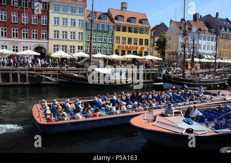 Copenhagen, Danimarca. Il 26 giugno, 2018. Copenaghen/Danimarca 26 giugno 2018 Danish estate i turisti in visita a Nyhavn Copenhagen più famoso Canal nel cuore della capitale danese. (Foto.Francesco Giuseppe decano/Deanpictures. Credito: Francesco Giuseppe decano/Deanpictures/Alamy Live News Foto Stock