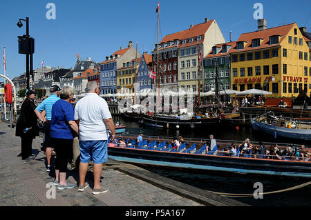 Copenhagen, Danimarca. Il 26 giugno, 2018. Copenaghen/Danimarca 26 giugno 2018 Danish estate i turisti in visita a Nyhavn Copenhagen più famoso Canal nel cuore della capitale danese. (Foto.Francesco Giuseppe decano/Deanpictures. Credito: Francesco Giuseppe decano/Deanpictures/Alamy Live News Foto Stock