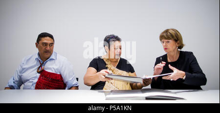 Germania, Colonia. Il 26 giugno, 2018. Henriette Reker (indipendente, R), sindaco di Colonia e Hema temara (C), anziano tribale dei Maori dalla Nuova Zelanda, come pure il suo figlio Tamahou Temara scambiare documenti all'Rautenstrauch Joest museo. Una colonia direttore del museo hanno comprato i Maori scull 110 anni fa. Ora il muumified scull sta ritornando in Nuova Zelanda, dove una camera di 'silence e rispetto" lo attende. Credito: Rolf Vennenbernd/dpa/Alamy Live News Foto Stock