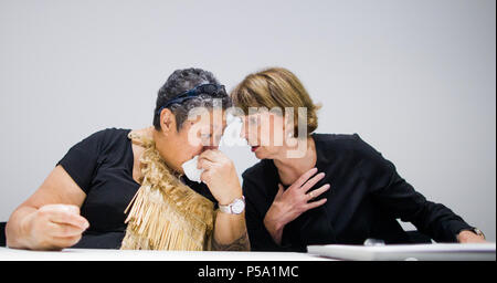 Germania, Colonia. Il 26 giugno, 2018. Henriette Reker (indipendente), sindaco di Colonia e Hema Temara, anziano tribale dei Maori dalla Nuova Zelanda a parlare alla Rautenstrauch Joest museo. Una colonia direttore del museo hanno comprato i Maori scull 110 anni fa. Ora il muumified scull sta ritornando in Nuova Zelanda, dove una camera di 'silence e rispetto" lo attende. Credito: Rolf Vennenbernd/dpa/Alamy Live News Foto Stock