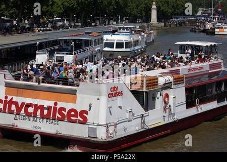 Londra, Regno Unito. 26 GIU, 2018. I visitatori godere il sole a bordo Crociere in città nel centro di Londra, dopo il giorno più caldo dell'anno ieri il meteo è destinato a rimanere al sole e caldo per il resto della settimana e durante il fine settimana.Credit Keith Larby/Alamy Live News Foto Stock