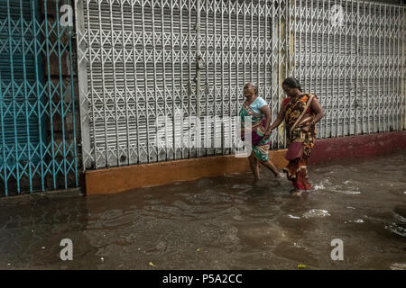 Kolkata. Il 26 giugno, 2018. Persone guadare attraverso la strada allagata dopo una pioggia pesante in Kolkata, India il 26 giugno 2018. Credito: Tumpa Mondal/Xinhua/Alamy Live News Foto Stock