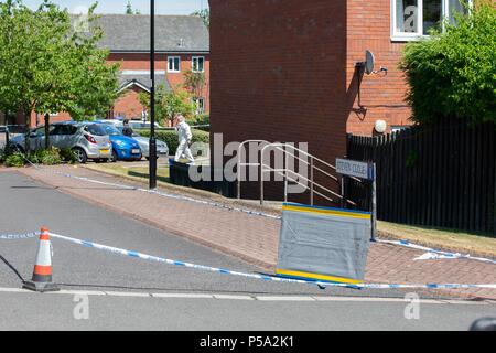 Steven vicino, Chapeltown, Sheffield, Regno Unito. Venerdì 26 Giugno 2018 , Steven vicino, Chapeltown, Sheffield, UK; il corpo di un fatalmente uomo ferito è stato trovato in una casa di Steven vicino, Chapeltown, a 12.30am e una sonda di polizia è ora in corso, la casa è stata sigillata ed è sotto la protezione della polizia mentre esperti forensi esaminare la scena e strade circostanti; crime scene ufficiali provenienti al di fuori del credito immobiliare: News immagini /Alamy Live News Foto Stock