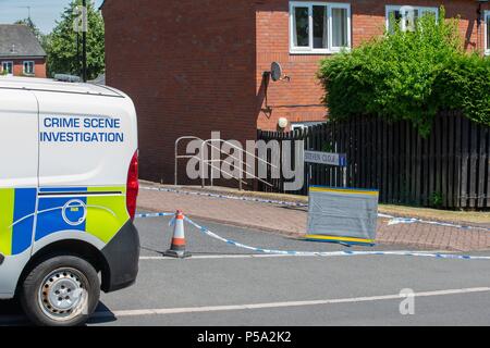 Steven vicino, Chapeltown, Sheffield, Regno Unito. Venerdì 26 Giugno 2018 , Steven vicino, Chapeltown, Sheffield, UK; il corpo di un fatalmente uomo ferito è stato trovato in una casa di Steven vicino, Chapeltown, a 12.30am e una sonda di polizia è ora in corso, la casa è stata sigillata ed è sotto la protezione della polizia mentre esperti forensi esaminare la scena e strade circostanti; CSI ufficiali sono presenze in credito: News immagini /Alamy Live News Foto Stock