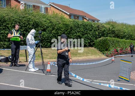 Steven vicino, Chapeltown, Sheffield, Regno Unito. Venerdì 26 Giugno 2018 , Steven vicino, Chapeltown, Sheffield, UK; il corpo di un fatalmente uomo ferito è stato trovato in una casa di Steven vicino, Chapeltown, a 12.30am e una sonda di polizia è ora in corso, la casa è stata sigillata ed è sotto la protezione della polizia mentre esperti forensi esaminare la scena e strade circostanti;ufficiali CSI preparare tented la proprietà con 3D immagini attrezzature per mappare il luogo del delitto Credito: News immagini /Alamy Live News Foto Stock