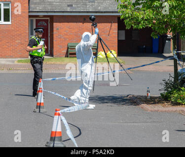 Steven vicino, Chapeltown, Sheffield, Regno Unito. Venerdì 26 Giugno 2018 , Steven vicino, Chapeltown, Sheffield, UK; il corpo di un fatalmente uomo ferito è stato trovato in una casa di Steven vicino, Chapeltown, a 12.30am e una sonda di polizia è ora in corso, la casa è stata sigillata ed è sotto la protezione della polizia mentre esperti forensi esaminare la scena e strade circostanti;ufficiali CSI preparare per entrare nella proprietà con 3D immagini attrezzature per mappare il luogo del delitto Credito: News immagini /Alamy Live News Foto Stock