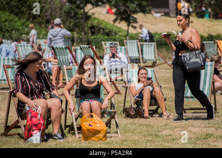 Green Park, Londra. 26 GIU, 2018. Regno Unito: Meteo persone godono la loro pausa pranzo nella calda e soleggiata condizioni in Parco Verde.. Credito: Guy Bell/Alamy Live News Foto Stock