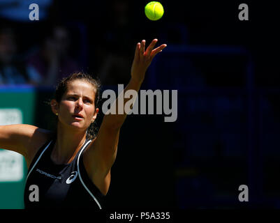 Devonshire Park, Eastbourne, Regno Unito. Il 26 giugno, 2018. Natura Valle del Tennis Internazionale; Julia Goerges (GER) serve a Aryna Sabalenka (BLR) Credito: Azione Sport Plus/Alamy Live News Foto Stock