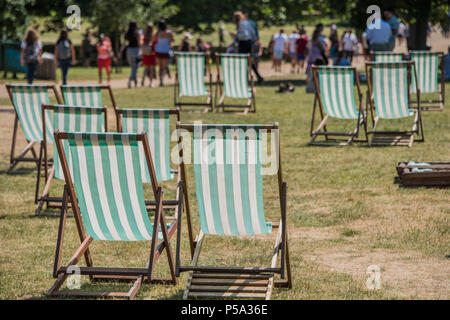 Green Park, Londra. 26 GIU, 2018. Regno Unito: Meteo persone godono la loro pausa pranzo nella calda e soleggiata condizioni in Parco Verde.. Credito: Guy Bell/Alamy Live News Foto Stock