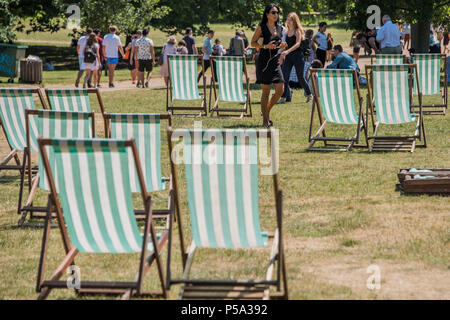 Green Park, Londra. 26 GIU, 2018. Regno Unito: Meteo persone godono la loro pausa pranzo nella calda e soleggiata condizioni in Parco Verde.. Credito: Guy Bell/Alamy Live News Foto Stock